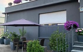 Günstiges grünes Ferienzimmer mit separater moderner Dusche